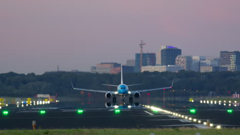 aterrizaje y despegue del avión en el aeropuerto