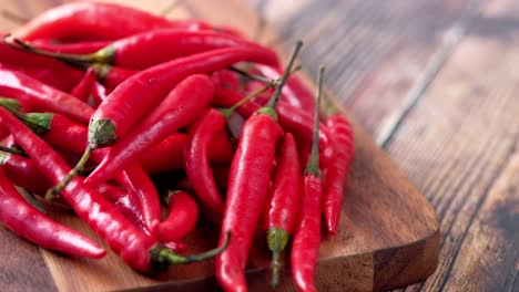 primer plano de chiles rojos frescos en una tabla de corte de madera