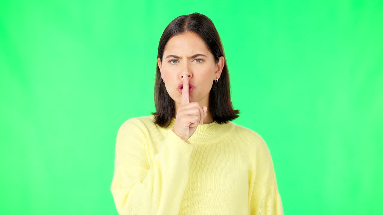 Segreto, green screen e viso di donna seria