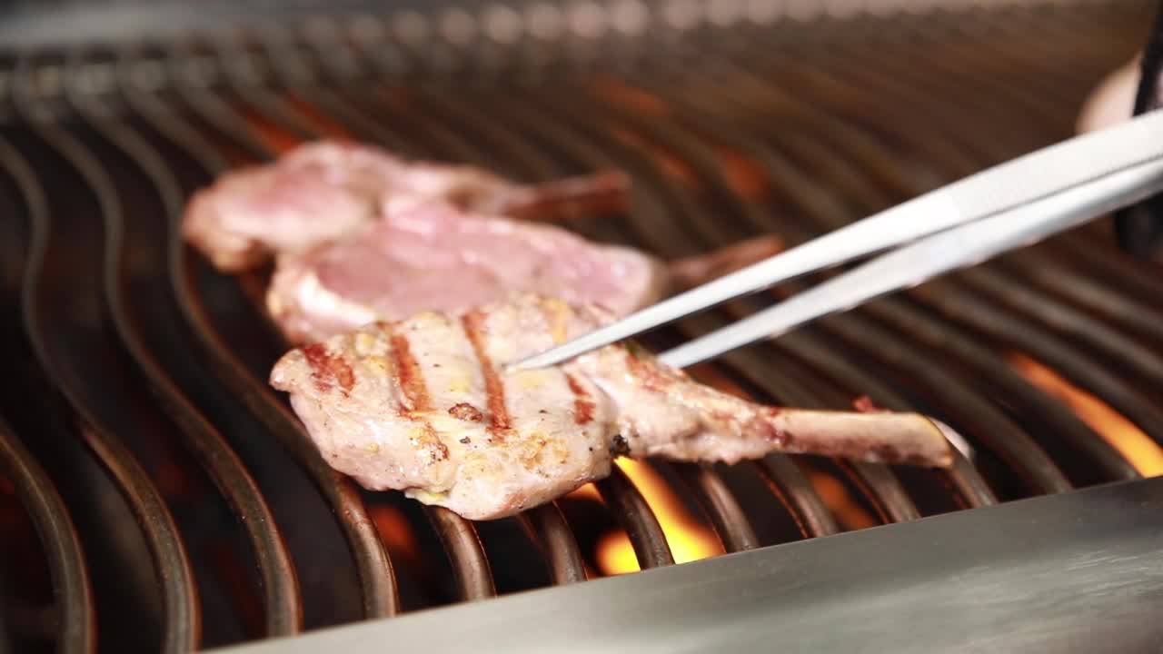 그릴 된 양고기