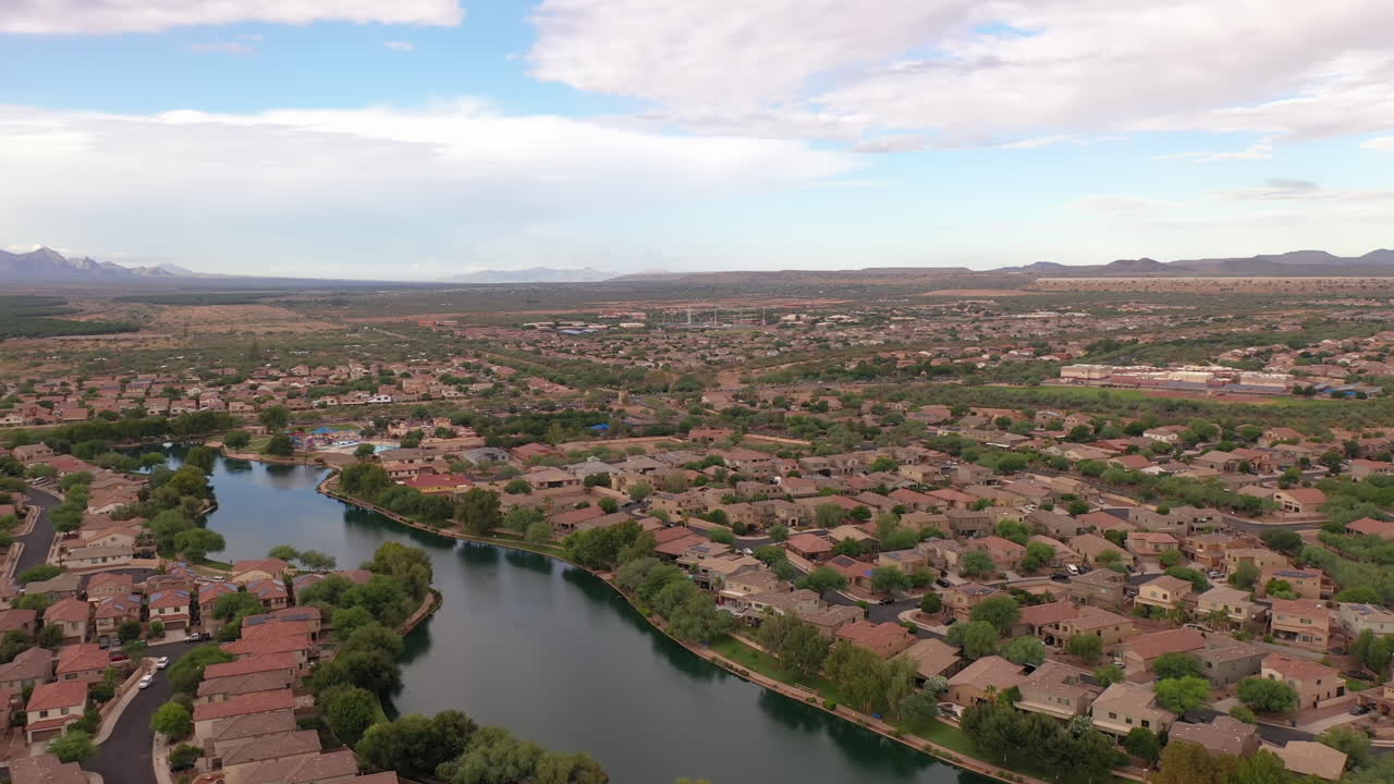 투싼 근처 애리조나에 있는 sahuarita 호수의 무인 항공기 보기