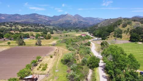 antena sobre un hermoso cañón rancho cerca del rancho neverland en el condado de santa barbara california