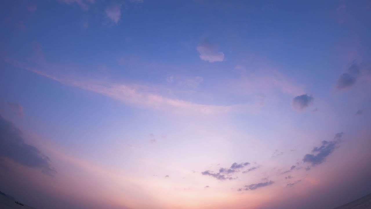 천상의 다채로운 일출, 해가 지는 하늘, 새벽 이동 및 황혼 풍경 배경, 겨울 계절의 구름 풍경의 타임 라프스, 자연 배경, 여행 비디오 벽면에 대한 b- 롤 영상 사용.
