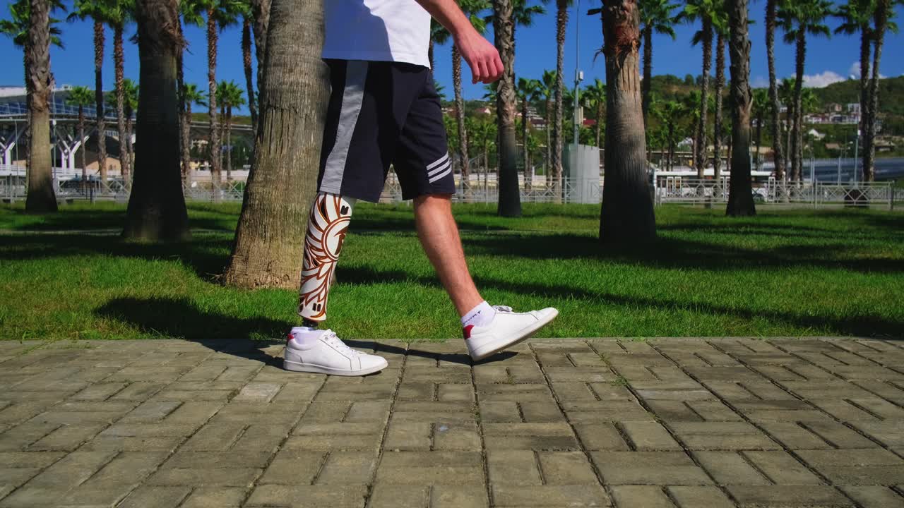 공원에서 걸어다니는 인공 다리 를 가진 남자