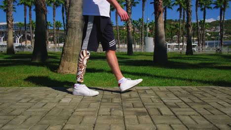 hombre con pierna protésica caminando en el parque