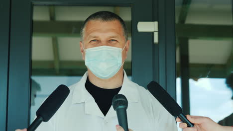 Ein-Arzt-In-Einer-Schutzmaske-Erzählt-Reportern-Die-Nachricht