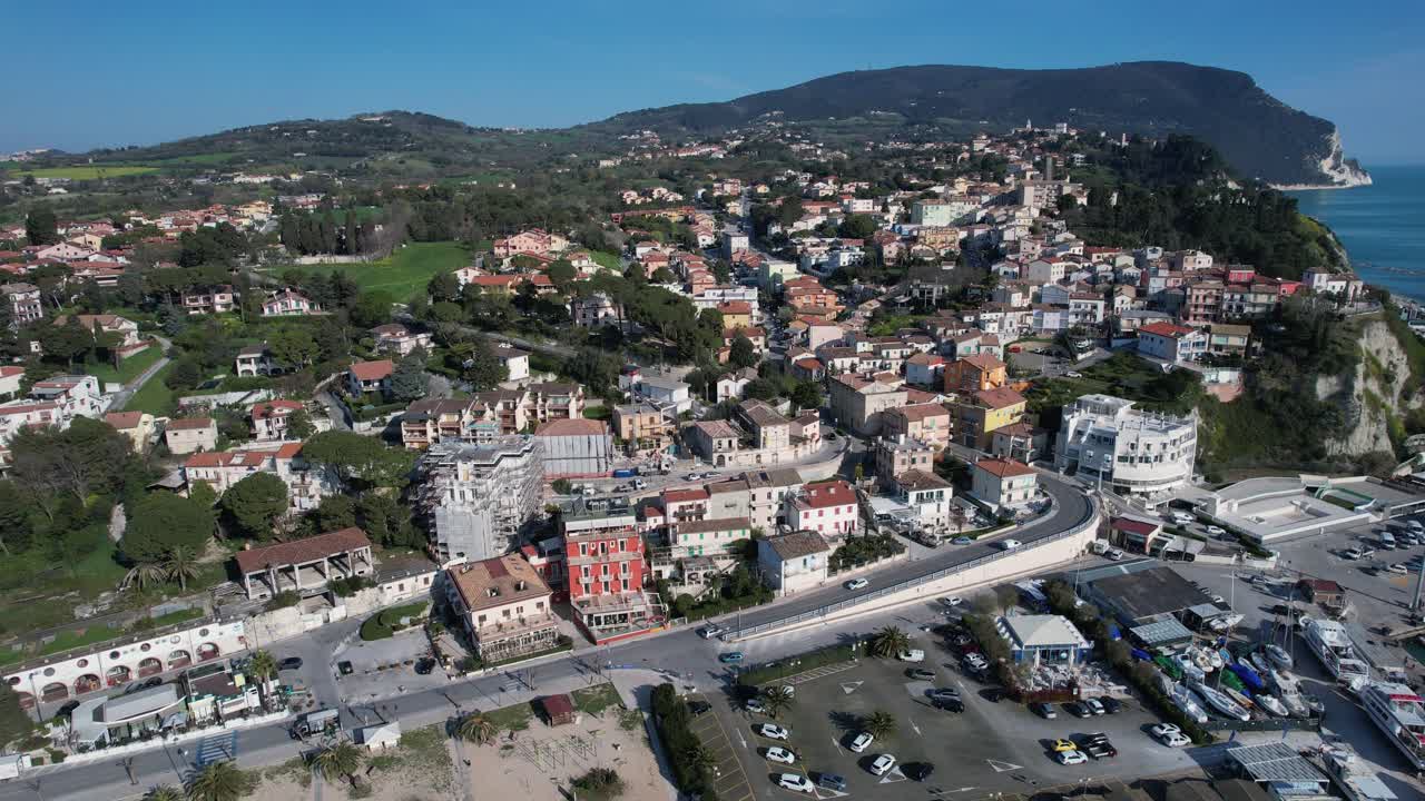 el pueblo de numana sobrevuela la riviera de conero en le marche, italia, imágenes aéreas de drones