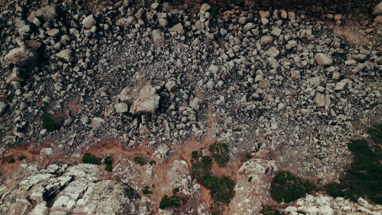 rocas y olas costeras