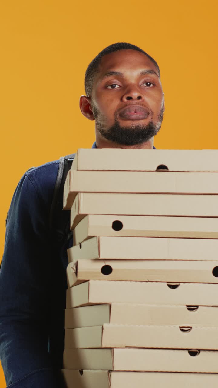Pengantar Barang Tidak Sengaja Menjatuhkan Tumpukan Kotak Pizza