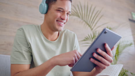 hombre feliz, tableta digital o auriculares para social