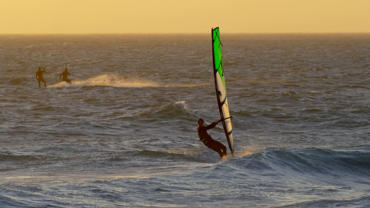surfista masculino haciendo windsurf en la playa 4k