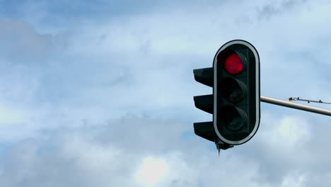 Traffic-light-changing-from-red-to-green