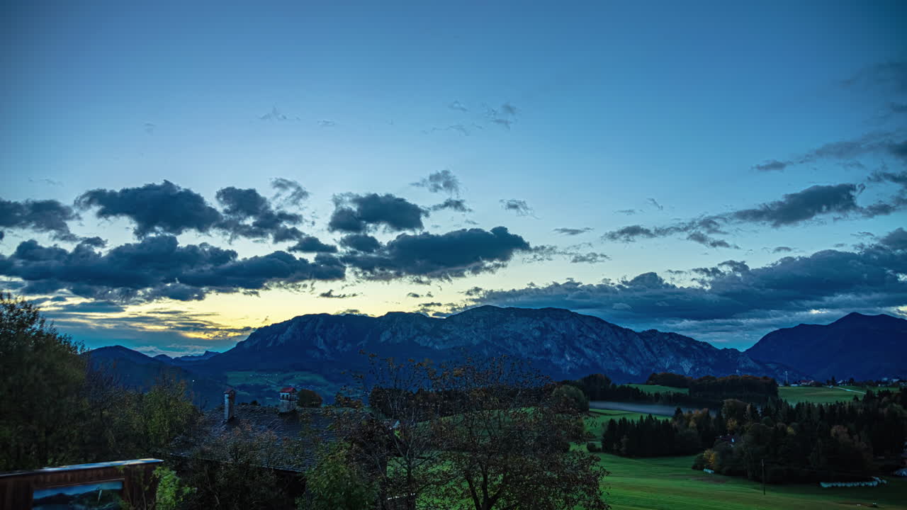 해가 뜨는 동안 촬영 된 움직이는 구름의 타임  ⁇ 스 영상