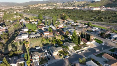 Vista-Aérea-Del-Valle-De-La-Montaña-De-Santa-Clarita-Y-La-Ciudad-En-El-Sol-De-California