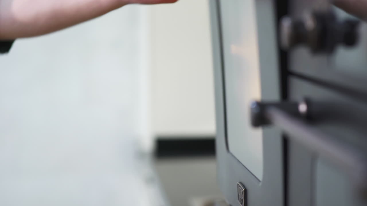 오븐을 열기 위해 오븐 손바닥을 사용하는 사람