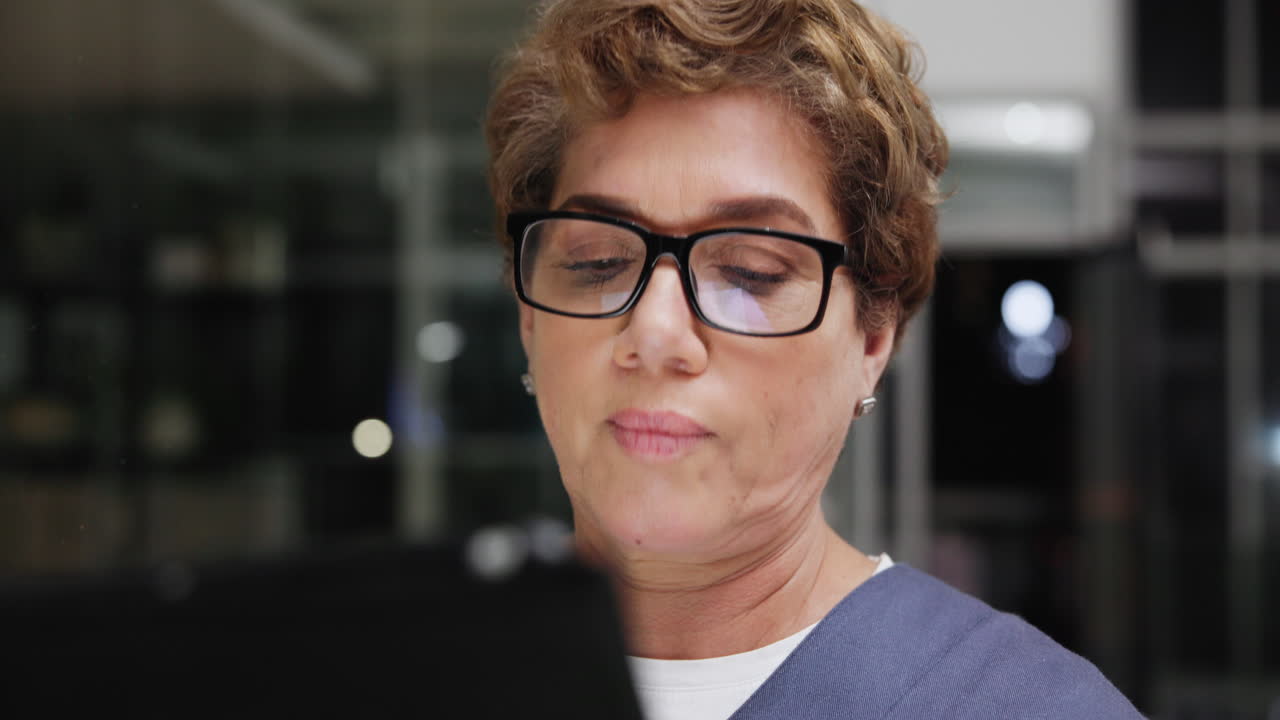 Frau, die Tablette betrachtet