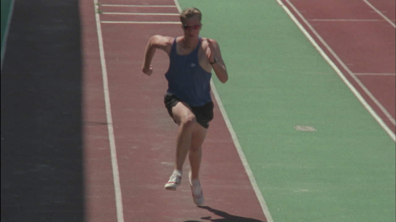 한 남자가 달리고 멀리뛰기를 한다