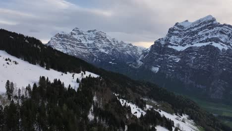las cumbres cubiertas de nieve en el cantón de glarus, suiza, el esplendor real de la cordillera en armonía con el terreno invernal