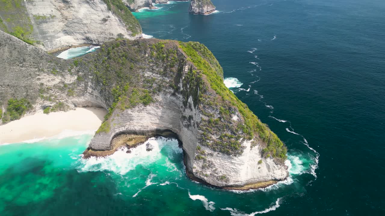 Atemberaubende 4K-Drohnenaufnahme vom Kelingking Beach, Nusa Penida, Bali. Fängt atemberaubende Klippen, türkisfarbenes Wasser und den ikonischen natürlichen Bogen ein. Perfekt für Reisen, Tourismus