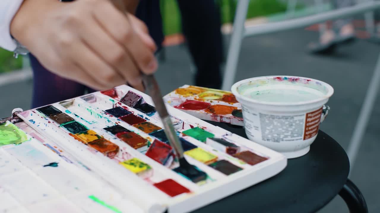 아이가 기둥 위에 수채화를 그린다