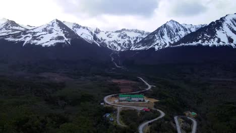 Disparo-De-Un-Dron-Volando-Hacia-Las-Montañas-De-Los-Andes-Y-El-Hotel-Wyndham-Garden-En-Ushuaia,-Argentina.