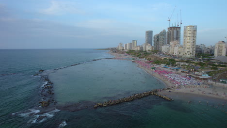 La-Playa-De-Bat-Yam-Rock-Está-Llena-De-Familias-Que-Vienen-A-Disfrutar-De-Las-Aguas-Poco-Profundas-Con-Niños:-La-Laguna-Está-Formada-Por-Olas.