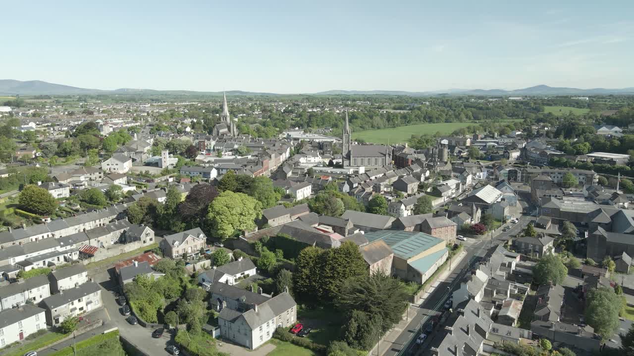 Ripresa aerea con drone della storica città irlandese di Enniscorthy di giorno nella contea di Wexford, Irlanda.