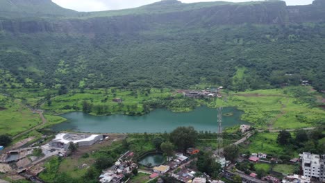 Vista-Aérea-De-La-Famosa-Atracción-Turística-Presa-De-Ahilya-En-Trimbakeshwar-Durante-El-Monzón,-Nashik