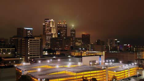 Dröhnen-Der-Stadt-Atlanta,-Während-Sich-Der-Nebel-über-Der-Stadt-Hob