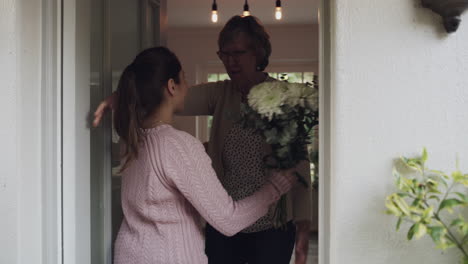 Una-Joven-Sorprendiendo-A-Su-Abuela-Con-Unos