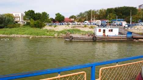 Verlassen-Sie-Den-Hafen-Von-Galati-Mit-Einer-Fähre,-Um-Die-Donau-Zu-überqueren