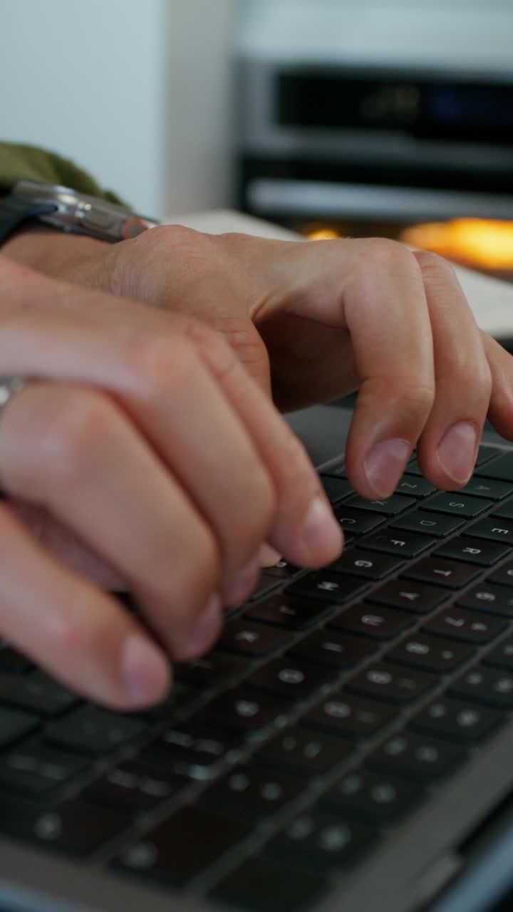 노트북에 입력하는 사람