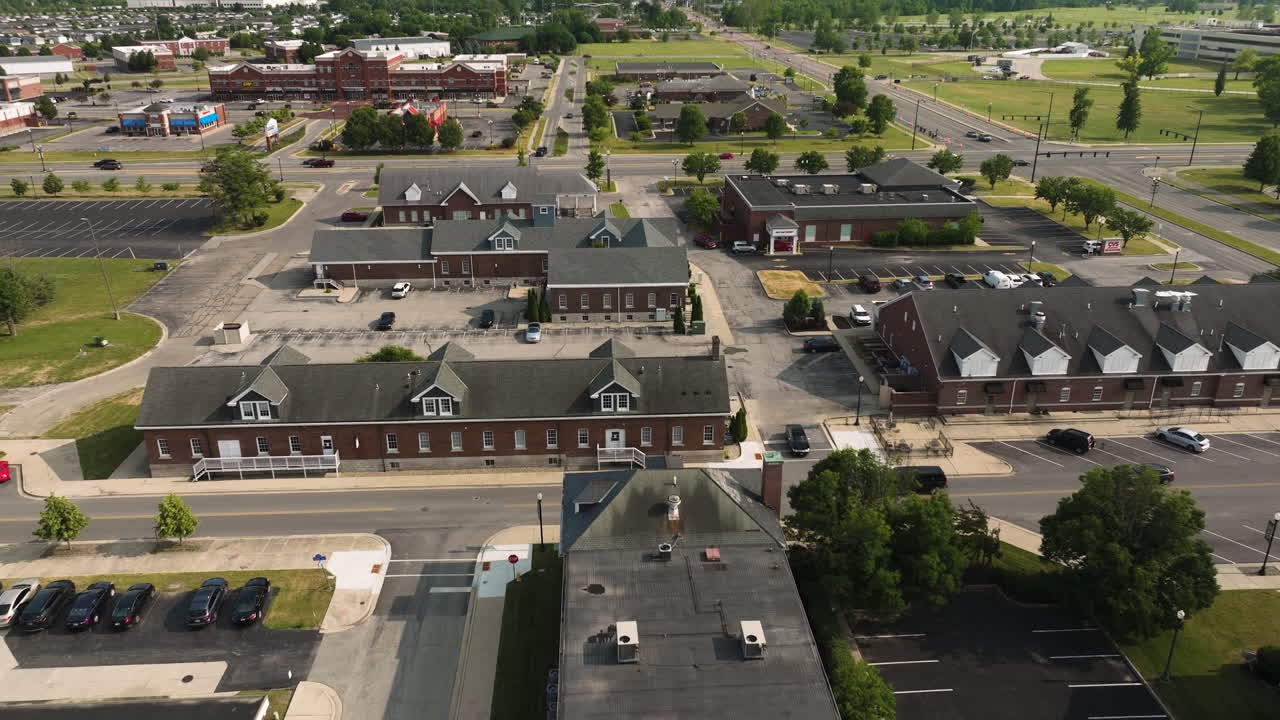 vista aérea de 4k del distrito residencial de los suburbios de lawrence, adelante, por encima