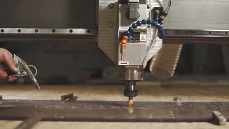 máquina de corte por láser cnc en funcionamiento