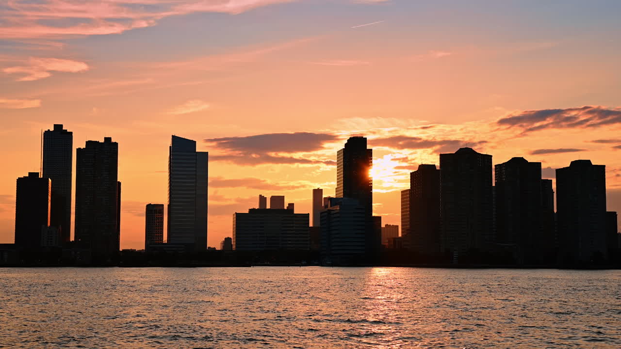 El horizonte de la ciudad al atardecer