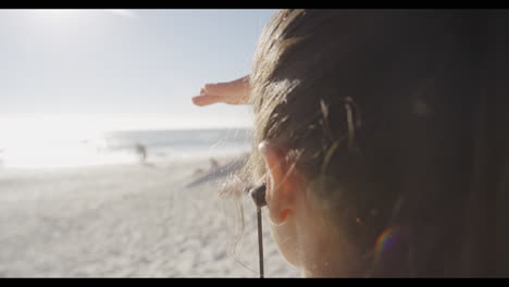 mujer, cabeza o auriculares en entrenamiento en la playa