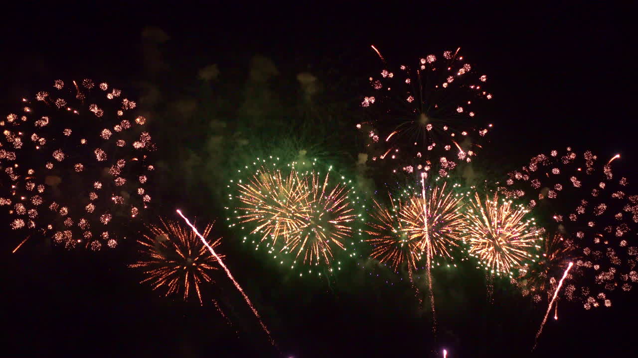 hermosa y colorida exhibición de fuegos artificiales en la noche