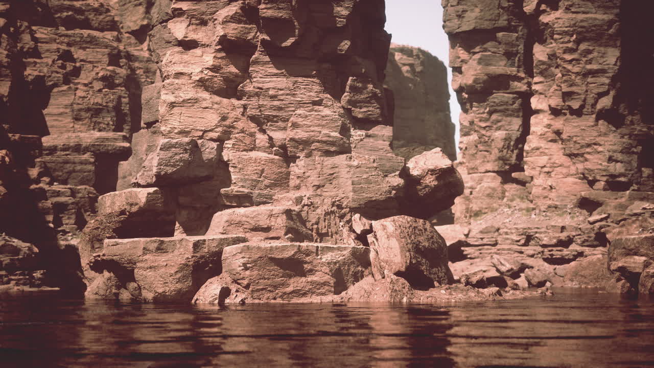 hermoso río rojo y orillas de arenisca de colores