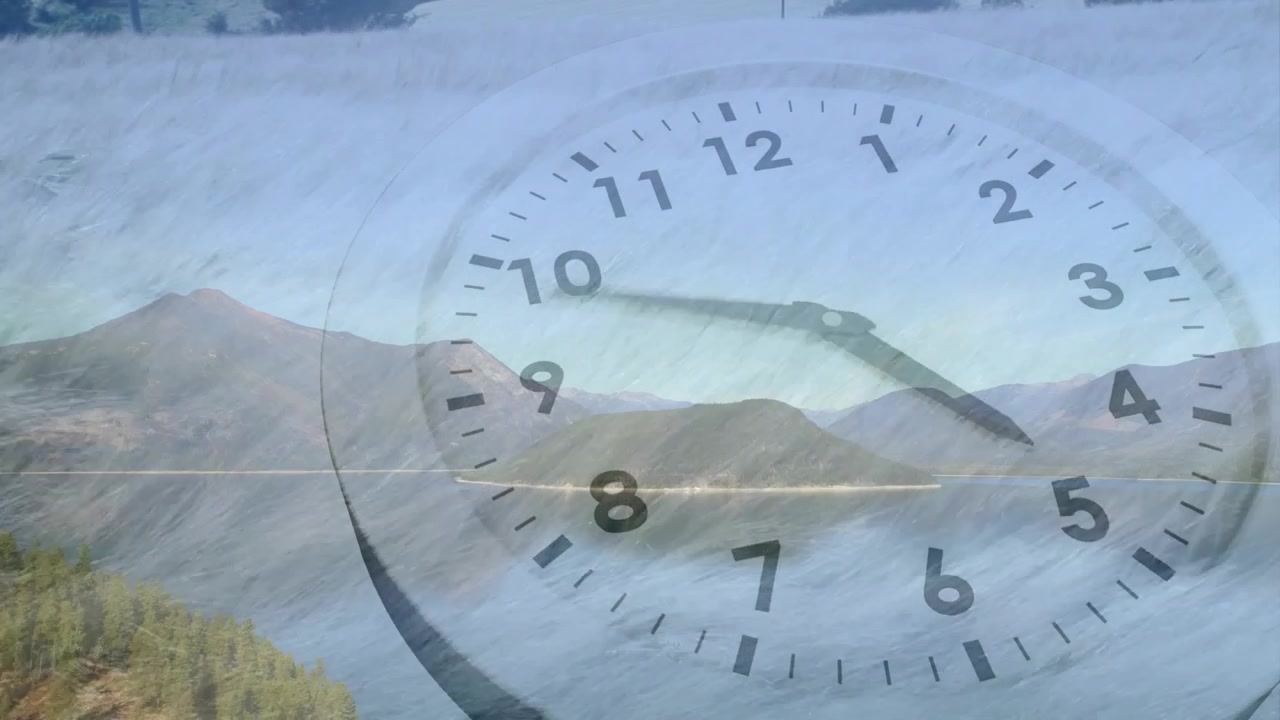 Başlangıçta, sağ üstte eller, sisli bir sırt üzerinde soluk bir saati saat yönünde süpürerek zamanı gösteriyor.