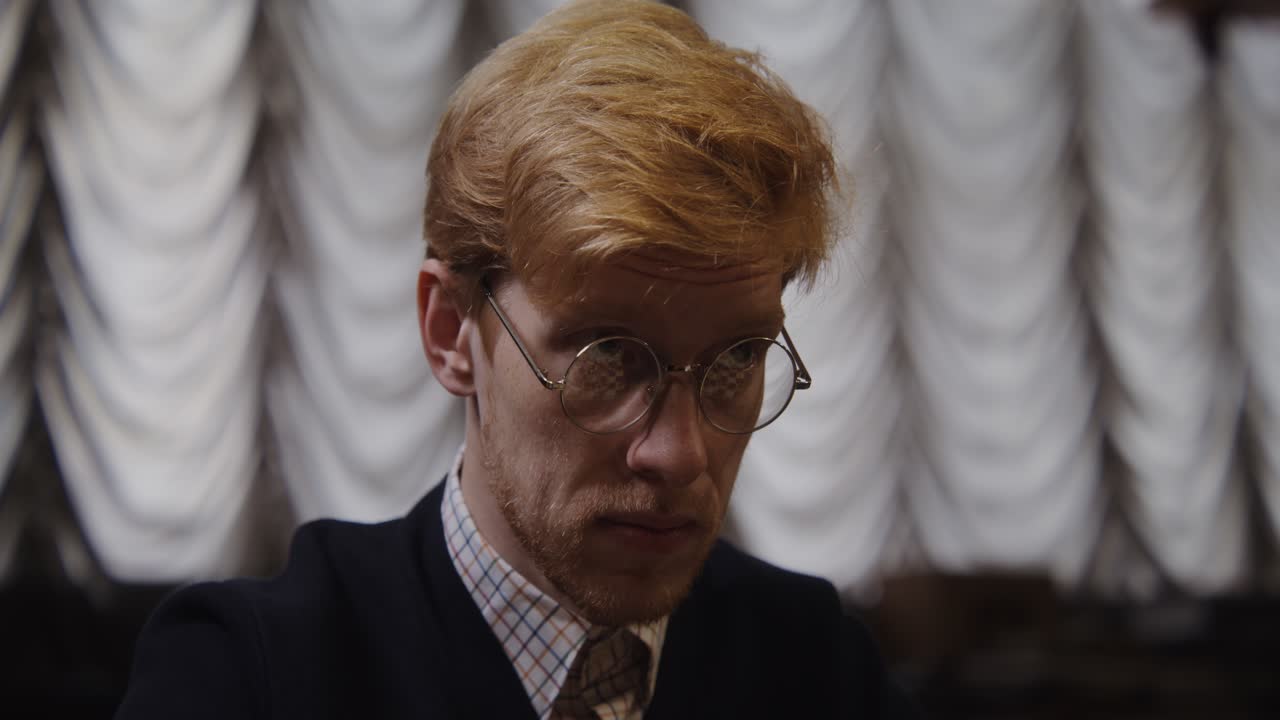 안경을 쓴 남자의 클로즈업