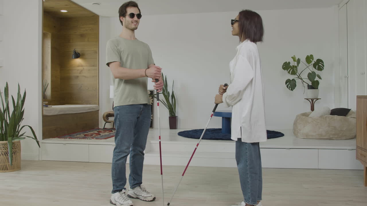 piernas de hombre caminando con bastón de caminar