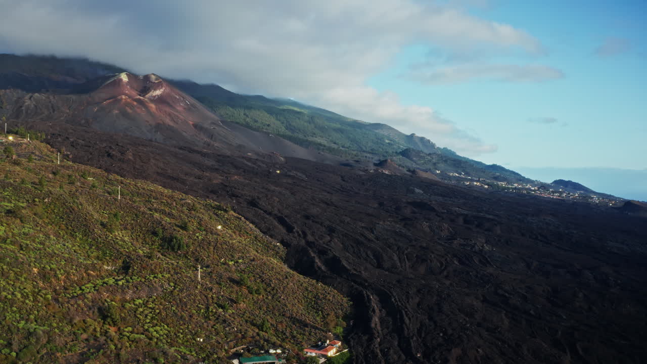 스페인 카나리아 제도 라팔마 섬에 있는 태고가이테 화산에서 발발한 화산 위를 는 드론 사진 - 화산 분화구와 화산 풍경의 높은 전망 - 용암에서 파괴된 지형.