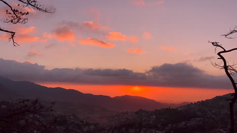 Erleben-Sie-Die-Atemberaubende-Schönheit-Der-Natur-In-Diesem-Faszinierenden-Zeitraffervideo,-Das-Einen-Epischen-Sonnenuntergang-Von-Den-Hohen-Höhen-Der-Berge-Aus-Festhält