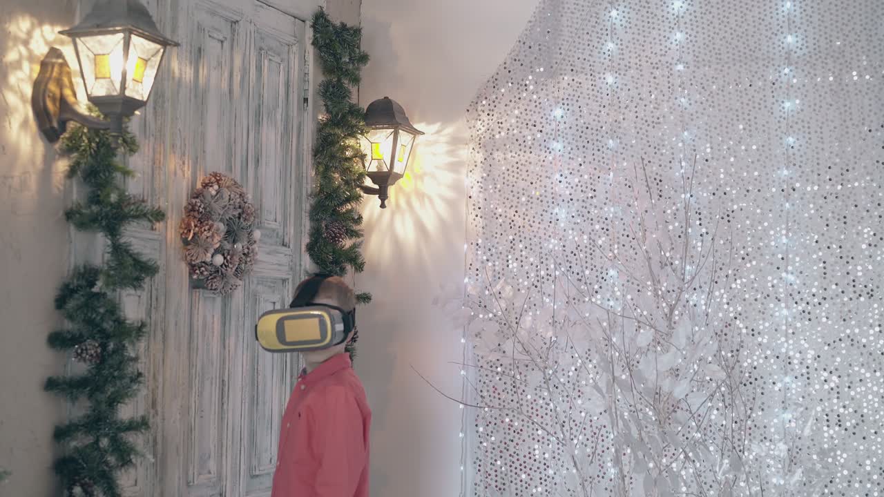 figlio biondo con visore VR bussa attivamente alla porta