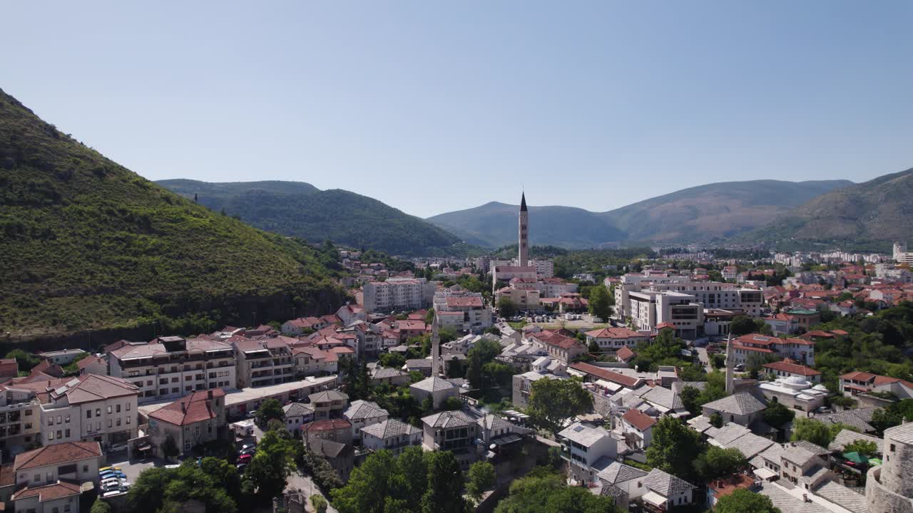 aérea: mostar con la iglesia de san pedro y san pablo