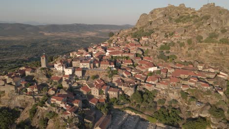 Pueblo-De-Monsanto-Encaramado-En-Una-Colina,-Portugal