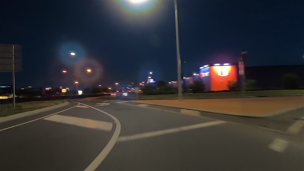 내부 자동차 장면 녹색 화면 교체를 위한 후방 야간 운전 관점 pov - 조용한 도시 뒷길과 번잡한 고속도로로 합류