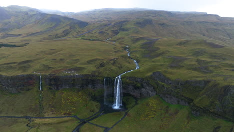 Seljalandsfoss-Wasserfall-Mit-Grüner-Landschaft-In-Island