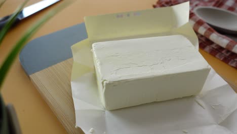 cerca de un bloque de mantequilla