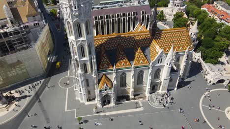 Vista-Aérea-De-La-Iglesia-Matthias-Y-La-Plaza-De-La-Santísima-Trinidad-En-El-Distrito-Del-Castillo-De-Buda,-Budapest,-Hungría